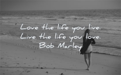 Lebenszitate Liebe dich lebe Liebe Bob Marley Weisheit Strand Frau zu Fuß