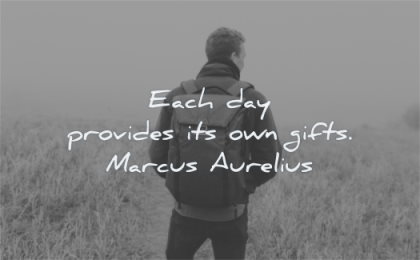 kurze Zitate jeder Tag bietet seine eigenen Gaben Marcus Aurelius Weisheitsmann stehend Einsamkeit